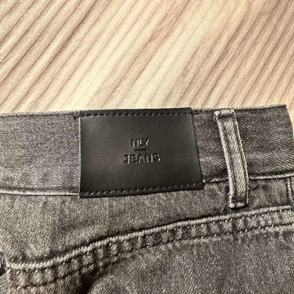 Grå jeans från Nelly Storlek 34 150kr + frakten. Jeans & Byxor.