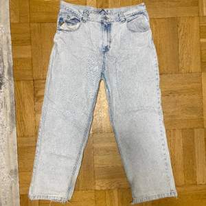 Ljusblåa jeans från märket polar skate & co. Varan är i bra skick, finns dock lite slitage vid fötterna. 