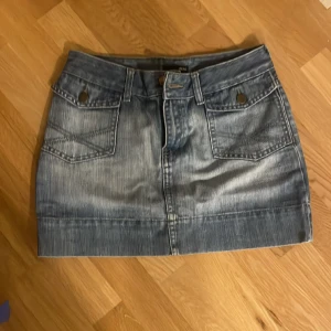 Jeanskjol - Jeanskjol i jättebra skick. 