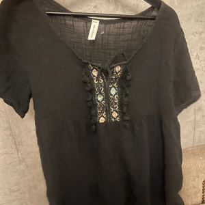 Svart blus - Säljer denna super fina somriga tröja som aldrig blivit använd, köptes förra sommaren och säljer pågrund av att det inte är min stil. Den är super skön och inte alls för varm. 
