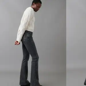 Säljer dessa low waist jeans från Gina i grått, knappat använda och säljer just för att dem knappt kommer t användning. Stl 36, nypris 499kr