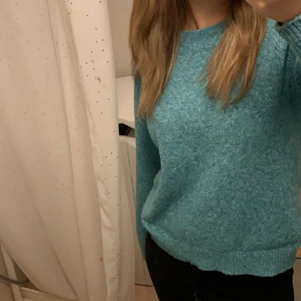 Väldigt mjuk och stretchig tröja från Vera Moda som jag inte köpte för så länge sedan. Den är i nyskick och knappt använd!💕🙏tröjan är typ turkos grön . Neuleet.