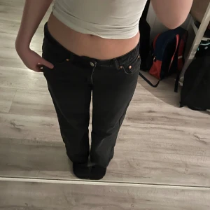 Lågmidjade jeans - Lågmidjade jeans från weekday🖤 Orginalpris: 590 kr Midja: 27 längd: 32 Lite använda! Lite korta för mig som är 170 cm