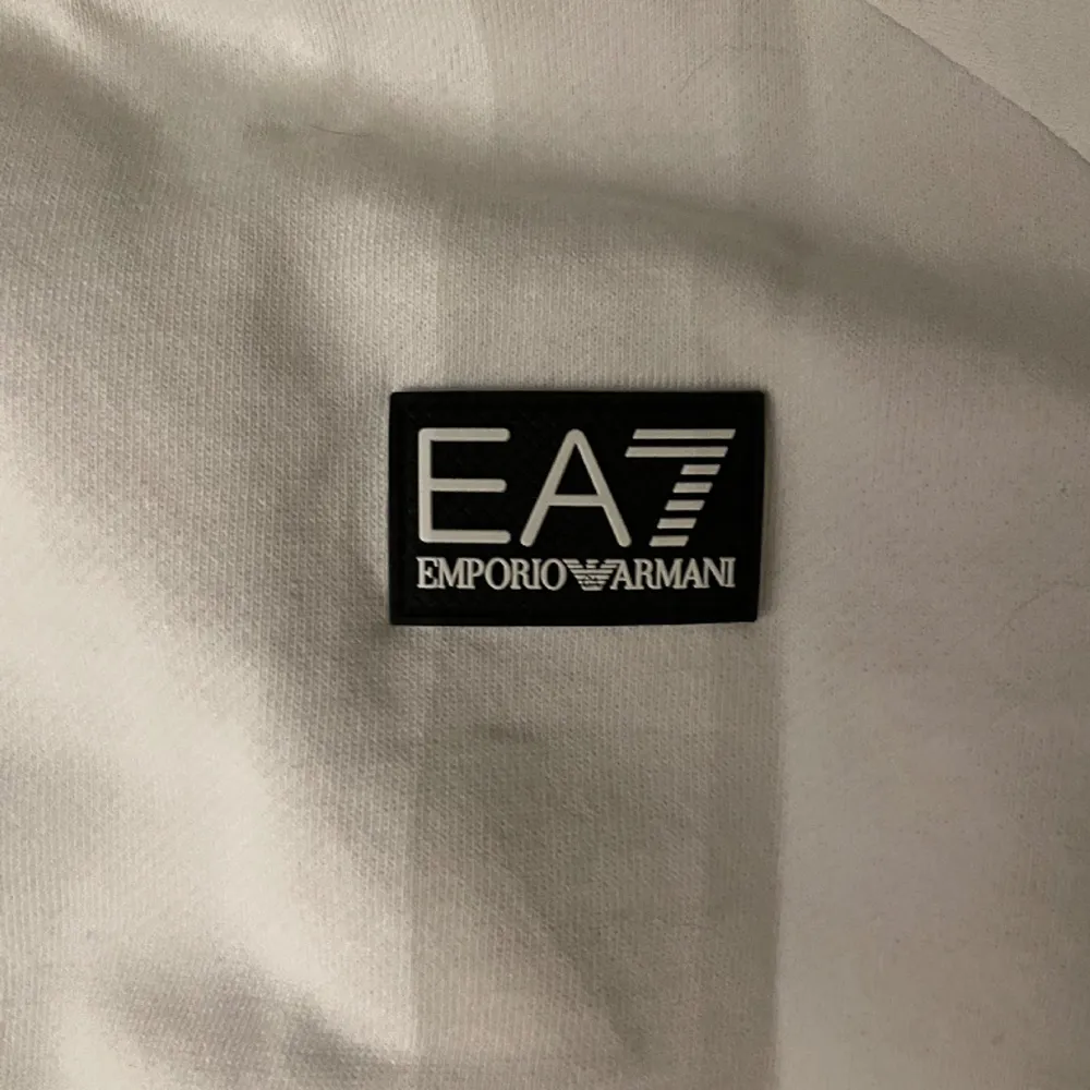 EA7 Emporio Armani vit sweatshirt, storlek Small. Snygg märkessweater. Ord. pris 1249 kr – ett exklusivt erbjudande på denna stilfulla och bekväma sweatshirt!. Tröjor & Koftor.