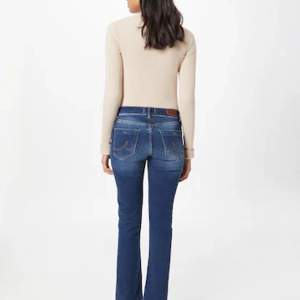Säljer dessa snygga jeans från ltb. Modellen är Fallon. Använda fåtal gånger så de är i bra kvalite! Midjan är mellan låg. 