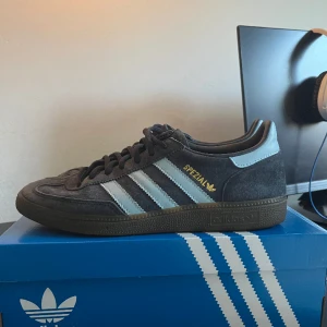 Adidas Spezial skor  - Använda ca 5 gånger  Som nya  Storlek 42 2/3  Skriv vid eventuella frågor  Nypris 1200 