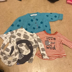 Bebiskläder  - Storlekar: blåa koftan: 62/4mån. Noshörningströjorna: 50-56. Dreglisar: två olika knappstorlekar.❣️