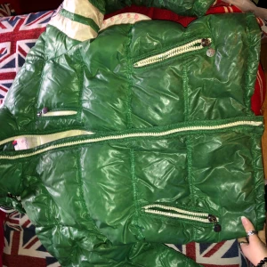 Moncler Eric dunjacka  - Självklart äkta!! Moncler Eric dunjacka har köpt den på auktion för 3 år sedan. Jackan är i bra skick men har vissa fläckar så behöver tvättas. Den passar allt från ca-m skulle jag säga beroende hur man vill att den ska sitta 