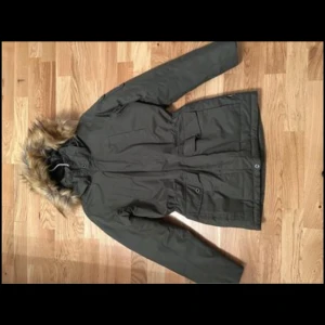 Dunjacka  - Grön Mckinley barn jacka från Intersport i stl 160 
