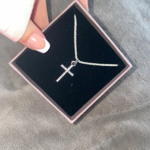 Silver kors💓✝️ - Jätte fint helt nytt silvrigt kors halsband💓