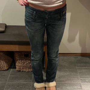 Diesel jeans  - Säljer dessa super fina jeansen ifrån Diesel 💕 Dem är i väldigt bra skick och är väldigt snygga! Skriv om ni har några frågor eller vill ha flera bilder. Funkar även med att mötas upp💕