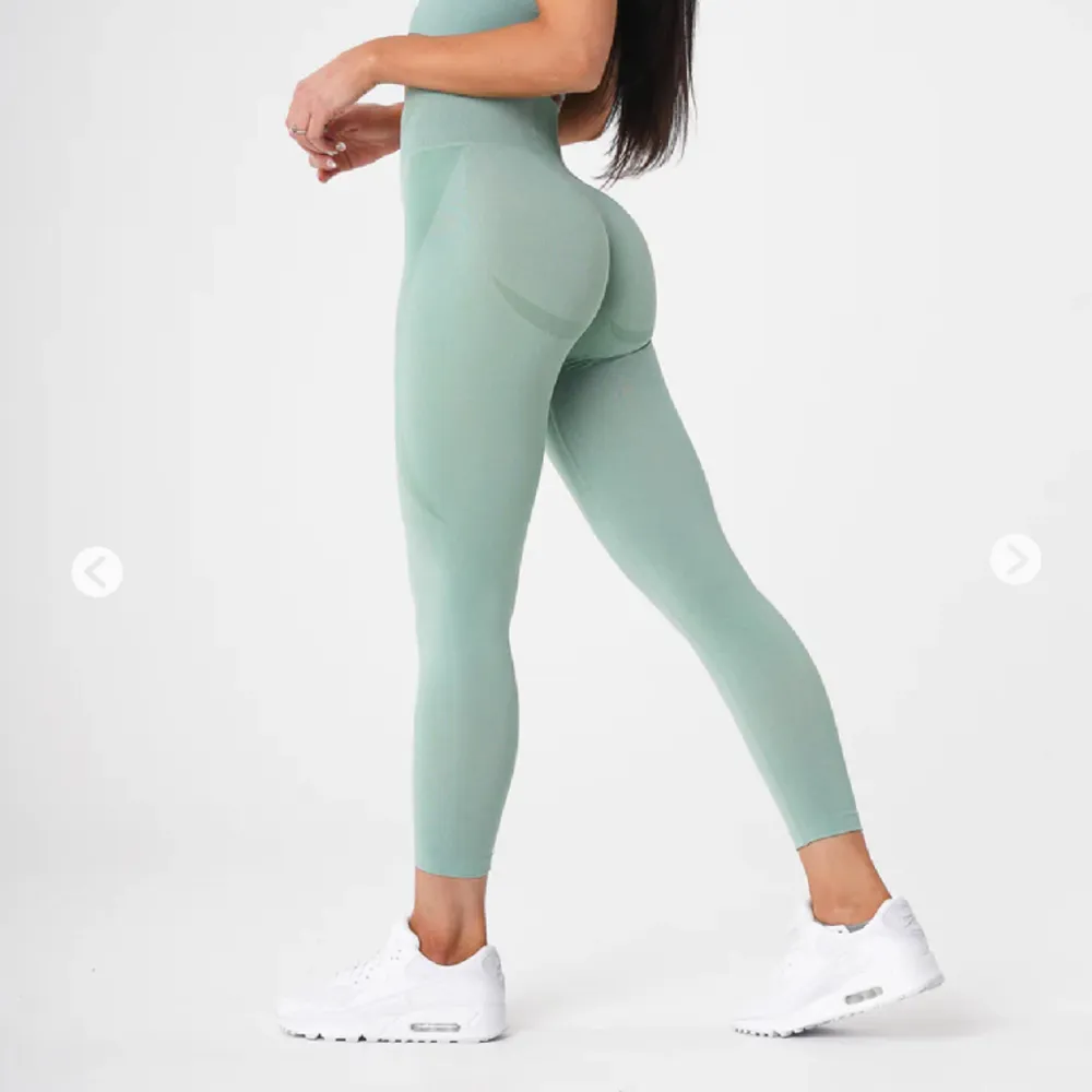 Supersnygga träningstights från nvgtn i en ljusgrön färg 🤍. Jeans & Byxor.