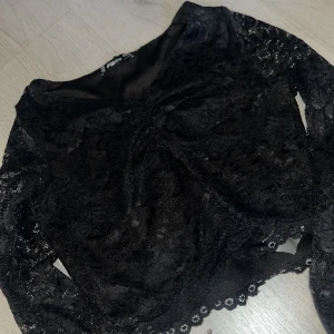 New yoker  - Super fin topp med spets runt hela. 