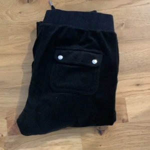 Juicy byxor - Säljer dessa svarta juicy byxor i storlek S. Byxorna är sparsamt använda och är i ett fint skick. Dessa säljs då de inte används längre. Säljer de för 750kr men priset går att diskutera. Nypris 1 199kr!