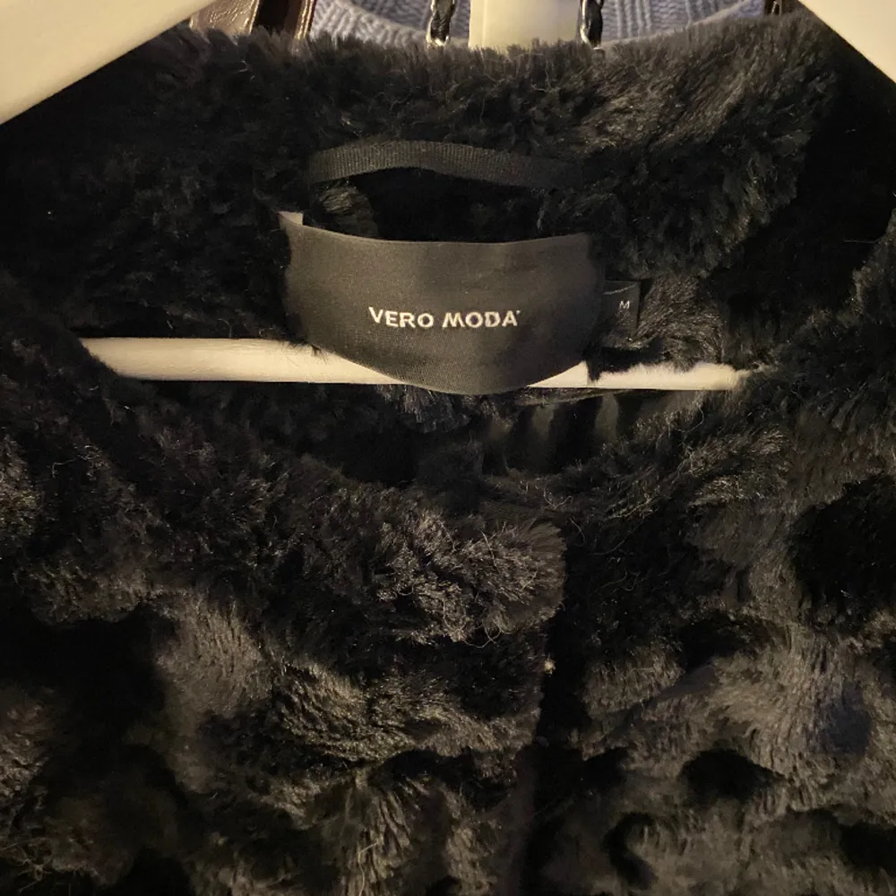Fin jacka från Vero Moda, storlek M men sitter som S/M, köpt för 500kr, knappt använd så inga defekter 💕☺️. Jackor.