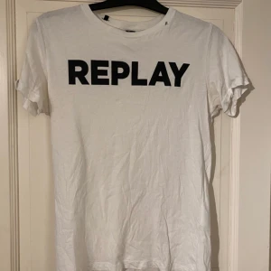 T-shirt - Vit repaly t-shirt. Storlek s, ganska liten i storleken. Bra skick.