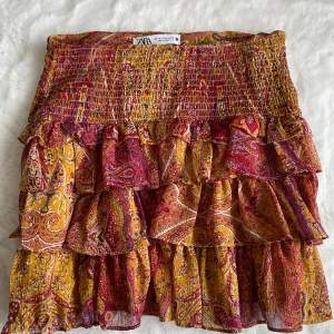 Super gullig zara kjol som är väldigt eftertraktad säljer för jag inte fått någon användning 💓❤️ pris kan diskuteras 