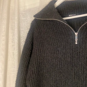 Stickad tröja  - Svart stickad tröja med dragkedja från Gina Tricot!