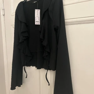 Volang blus - Söt volang blus från Gina tricot i storlek S, helt oanvänd med lappen kvar och säljs för 200kr +frakt💞