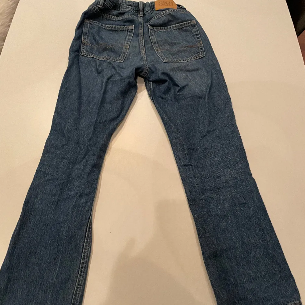Säljer nu mina Jack&Jones jeans för att de är för små för mig. Köpte de för 500kr och säljer du för 99kr . Skicket är 8/10, pris kan diskuteras:). Jeans & Byxor.