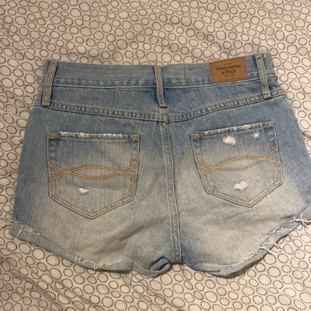 säljer dessa skitsnygga jeans shorts då de var för stora, kom priv för fler bilder 💓. Shorts.
