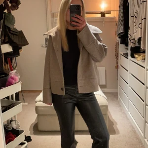Kort kappa - Jätte fin o söt kappa från kappahl som är begie/brun med knappar, har haft ett tag men kommer inte till användning