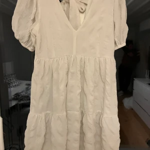 Klänning m öppen rygg - Klänning från bubbleroom. Endast använd en gång. Rosettknyte i ryggen. Mycket bra skick. Storlek S.