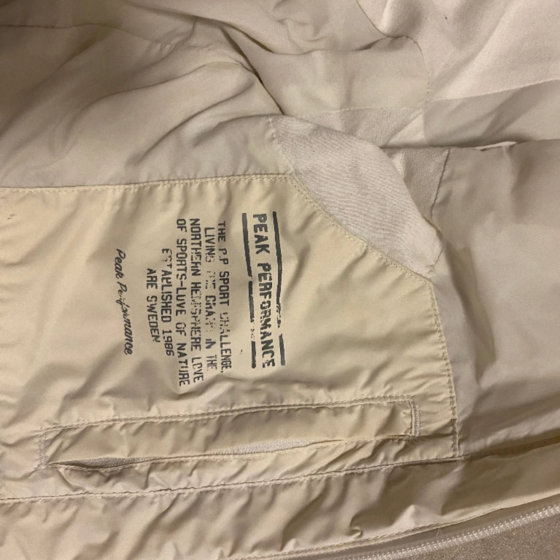 Tuff vårjacka av peak performance  - 90