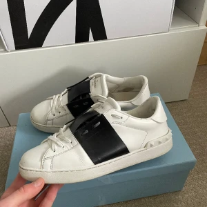 Valentino open  - Säljer ett par valentino open skor i storlek 41,5 men sitter större! Hör gärna av dig om du har frågor!