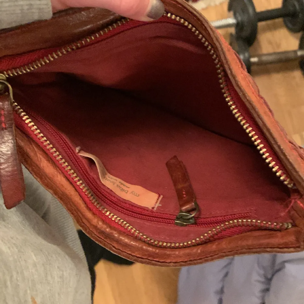 En brun handväska från BIBA,som inte går att justera storleken på men den får plats med en del småsaker (läppglans osv) Har även ett innerfack där du kan ha värdesaker som du inte vill bli stulna!🙏💯 Ordinarie pris:1 100 kr. Väskor.