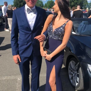 Balklänning  - Säljer min balklänning som jag har använt 1 gång!  Storlek 34, XS. Jag är 165cm lång. Köptes för 2000:-  jag säljer för 900:- Vid frågor eller fler bilder, kontakta gärna mig! Mvh Julia🩷
