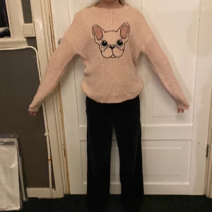 Rosa stickad tröja - Men kan ha den i skolan