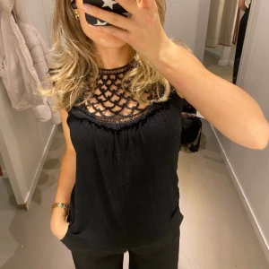 Zara topp - Supersnygg T-shirt/ topp från zara med snygga detaljer runr bysten. 💞 Bara arts korva vid eventuella frågor🤗