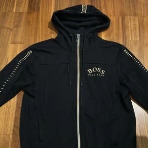 Hugo Boss  - Säljer min gamla Hugo Boss kofta som har vuxit mig ur storleken, den är väldigt stilig och skön    Priset kan diskuteras vid snabb affär 💰💰