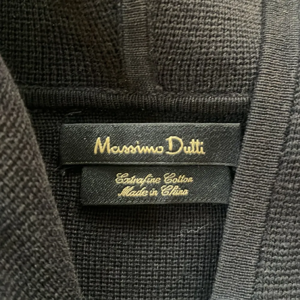 Otroligt snygg cardigan från Massimo dutti. Strl L/M Nypris ca 2000 kr men modellen säljs inte längre. 9/10 skick. . Tröjor & Koftor.