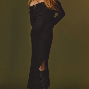 Svart stickad klänning - Svart stickad offshoulder klänning med slit. Endast använt en kväll, mycket bra skick. Storlek S🌸