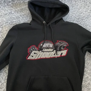 Trapstar Shooters - Storlek M, sitter bra på S med Svart Trapstar Shooters köpt för 1299kr