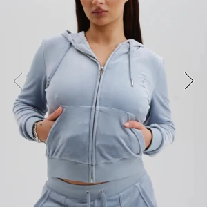 Juicy couture velour sett - Säljer hela mitt sett i färgen blue fog (lite mörkare babyblue) för rabbaterat pris då metallen på byxan har gått av (se bild 2) Allt är använt max 3-4ggr. Skriv privat för bilder📥 🌸 Allt i strl M. Står ej för frakt!