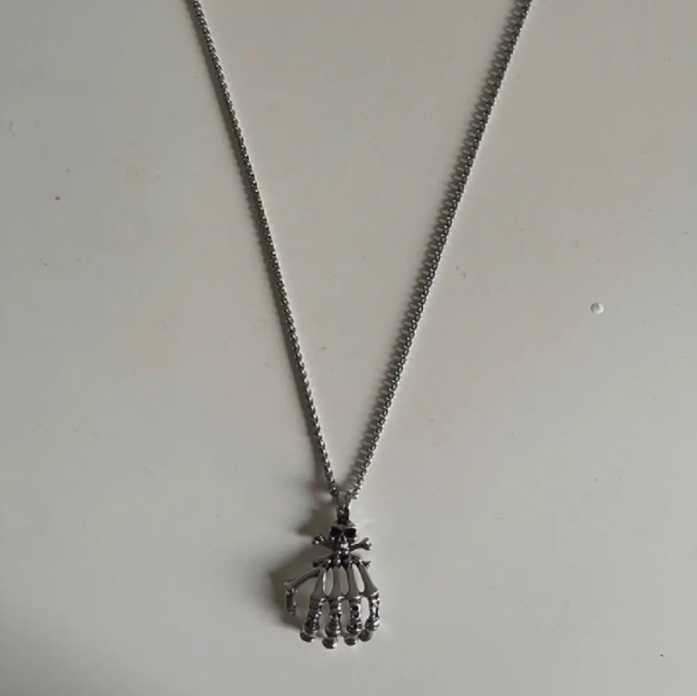 Säljer en oanvänd vintage skelett halsband då den aldrig kom till nytta. Accessoarer.