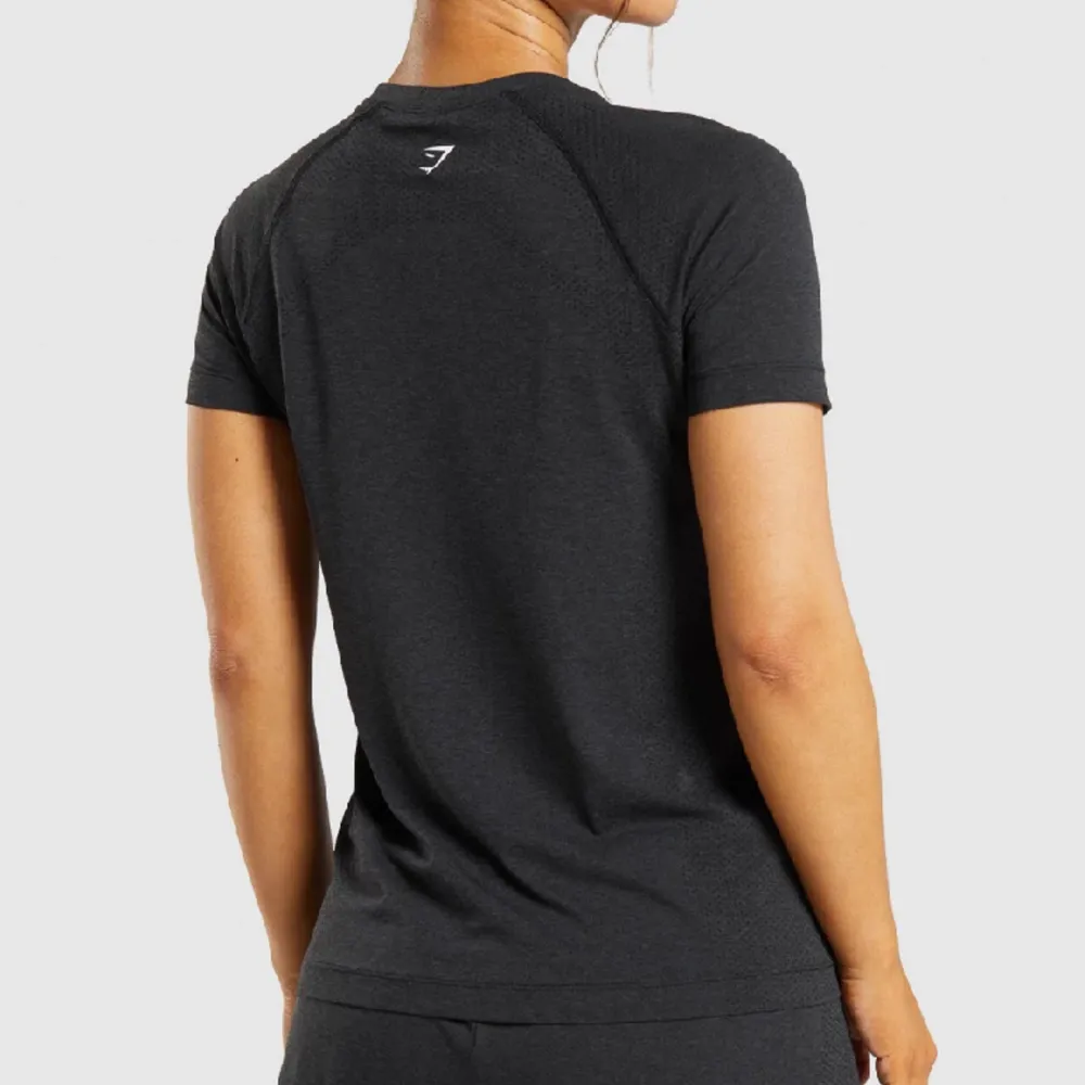 En svart Gymshark T-shirt i nyskick, bara legat i garderoben dom senaste månaderna. Nypris 400kr. Använd köp nu, postar samma dag. Toppar.