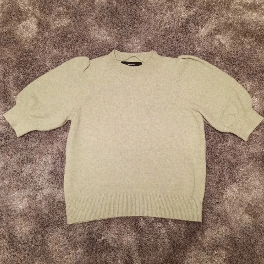 Stickad tröja med puffärm