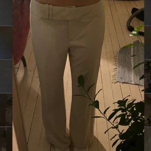 Kostymbyxor vaniljvita - Vanilvita/beiga raka (lite utsvängda) kostymbyxor, mycket snygga upptil. Märket  är KappAhl.Har sprätt upp dem där nere så att dem är perfekta för mig som är 168.Dem är st: 36. Skriv om de finns frågor!(:  Obs:Säljer på fler sidor så skriv för köp nu