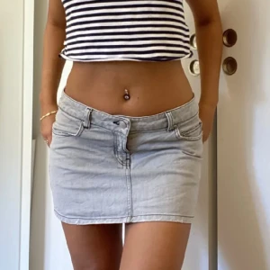 Grå jeanskjol - INTE SÅLD ÄN!! Jättesnygg grå jeanskjol i low waist och i bra skick! Köpte på plick men säljer då de inte riktigt passade mig💕har lånat bilderna från @astasahlsten som jag köpte från!