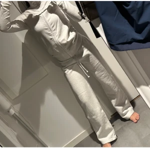 Aritzia sett   - Säljer endast koftan från Aritzia. Köptes för 2000kr och säljer för 400. Tjockt material. Koftan har lite högre krage och dragkedja. Ej använd. Storlek XS. Köp gärna via köp nu💫⭐️💕   