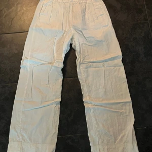 Vita linnebyxor  - Vita linnebyxor från junkyard. Säljer då jag aldrig använder dom. Storlek S. Däremot ganska stora vid fötterna