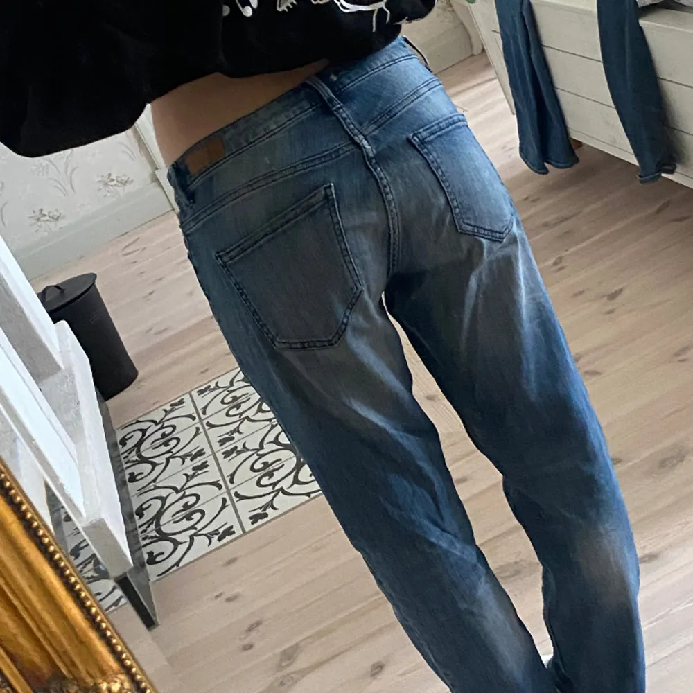 Skitfina lågmidjade jeans. Jag är 160 cm. Hör av dig ifall du har fler frågor💛. Jeans & Byxor.