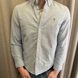 Ralph lauren skjorta! - En stilren ralph lauren skjorta i väldigt bra skick, perfekt att ha under hoodie eller sweatshirt men även som den är! Använt fåtal gånger och är i utmärkt skick!