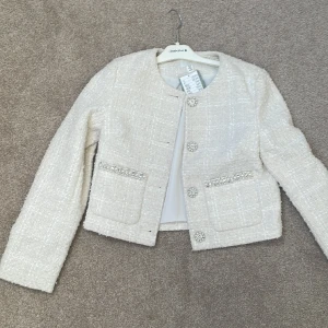 blus  - Säljer denna as snygga ”kofta” från hm som är slutsåld, fick den i julklapp men de va inte min stil, aldrig andvänd och prislappen är kvar, säljer den för samma pris den var köpt för derav att den är helt slut❤️(man får med en extra knapp)