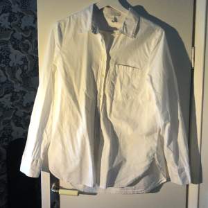 Fin vit skjorta i bra skick. Har bara använt några gånger och säljer pga det. Storlek S  Priset går att förhandlas