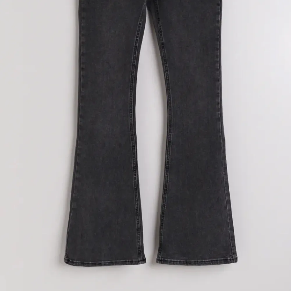 Säljer även mina gråa Gina jeans då dem inte längre passar, det är storlek 38 men skulle säga att dem även passar 40 då dem är extremt stretchiga  Bra skick . Jeans & Byxor.